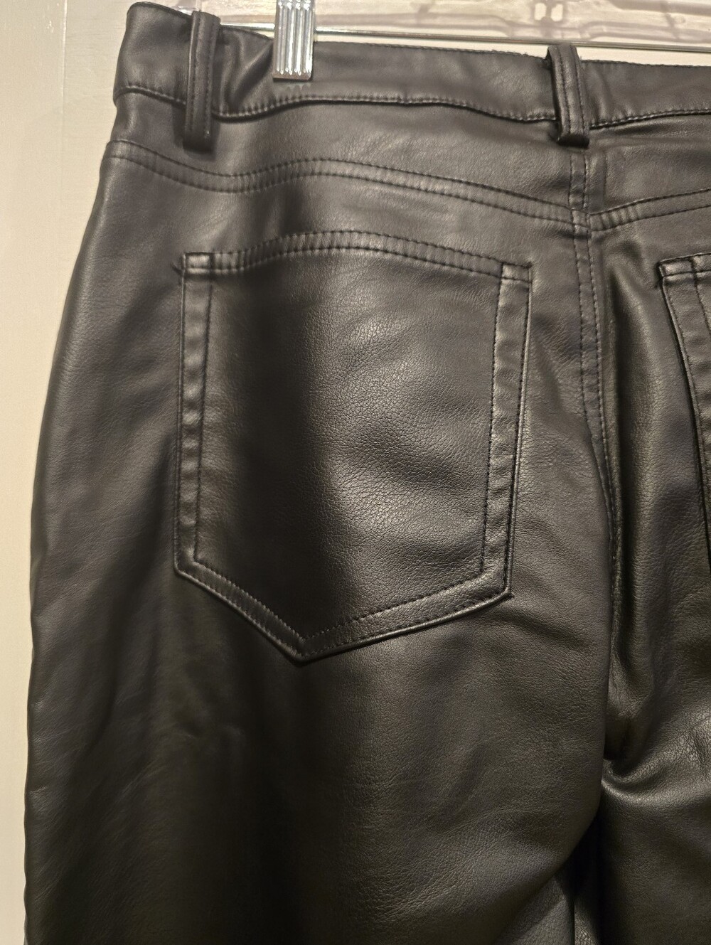 H&M Women's Coated Trousers Creating A Faux Leather Look. Very Soft. US Size 8 - Picture 4 of 12